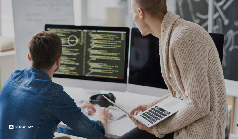 giovani backend developer che programmano al computer