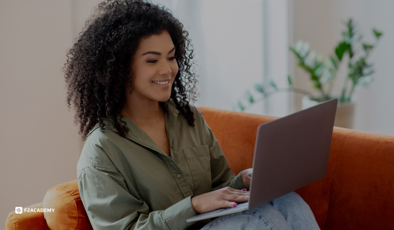 giovane ragazza frontend developer che programma al computer