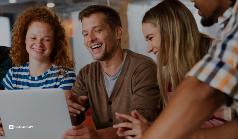 giovani sviluppatori fullstack che lavorano assieme al computer