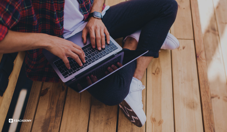 giovane software developer che programma sul portatile