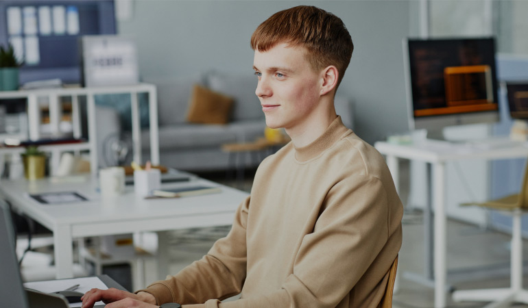 ragazzo che lavora utilizzando jenkins